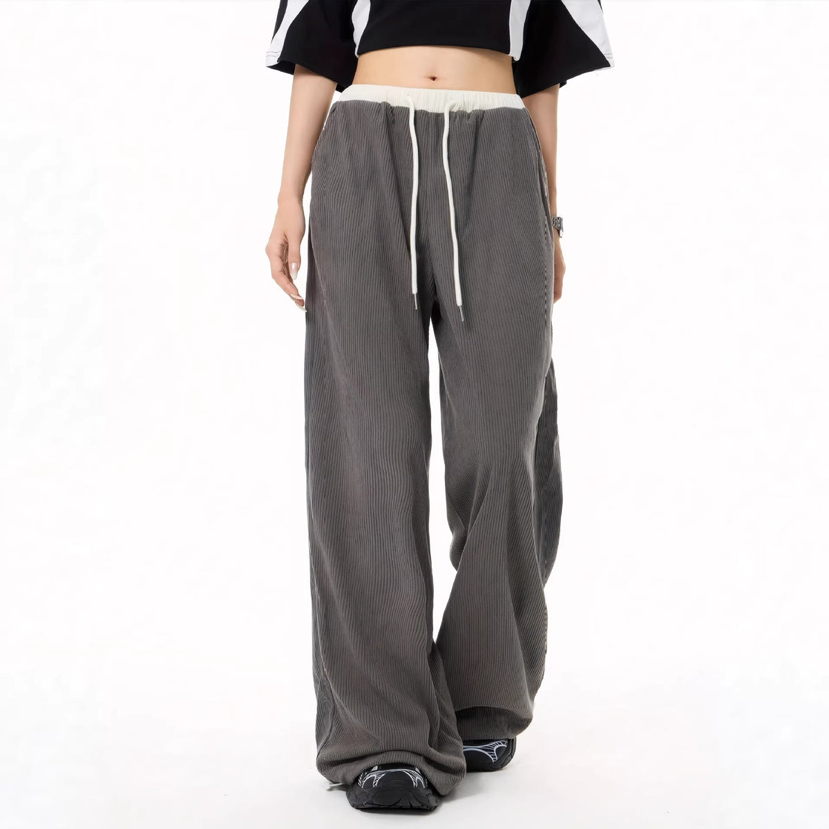 Straight leg slimming and wide leg pants with a sense of drape