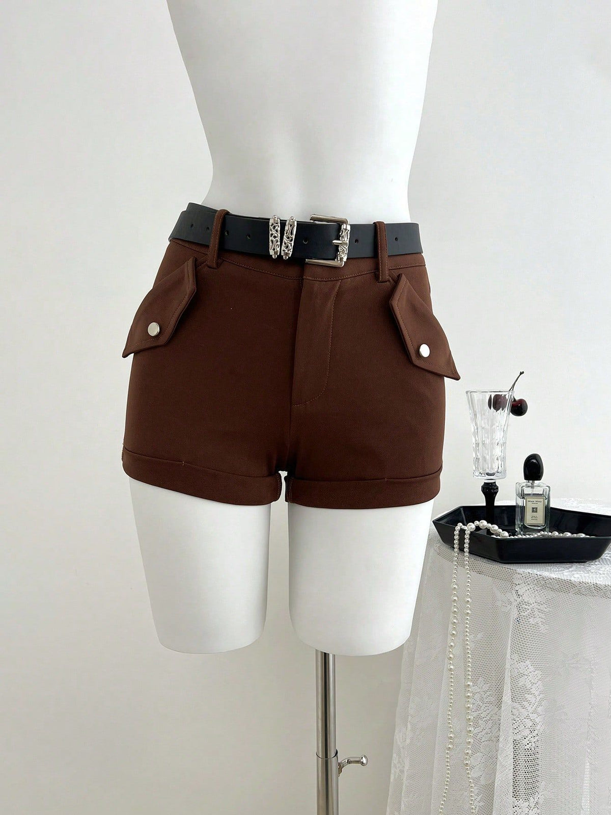Low waist slimming and hip hugging women's shorts