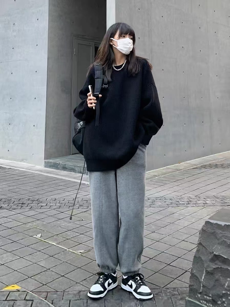 Round neck pullover long sleeved knitted sweater