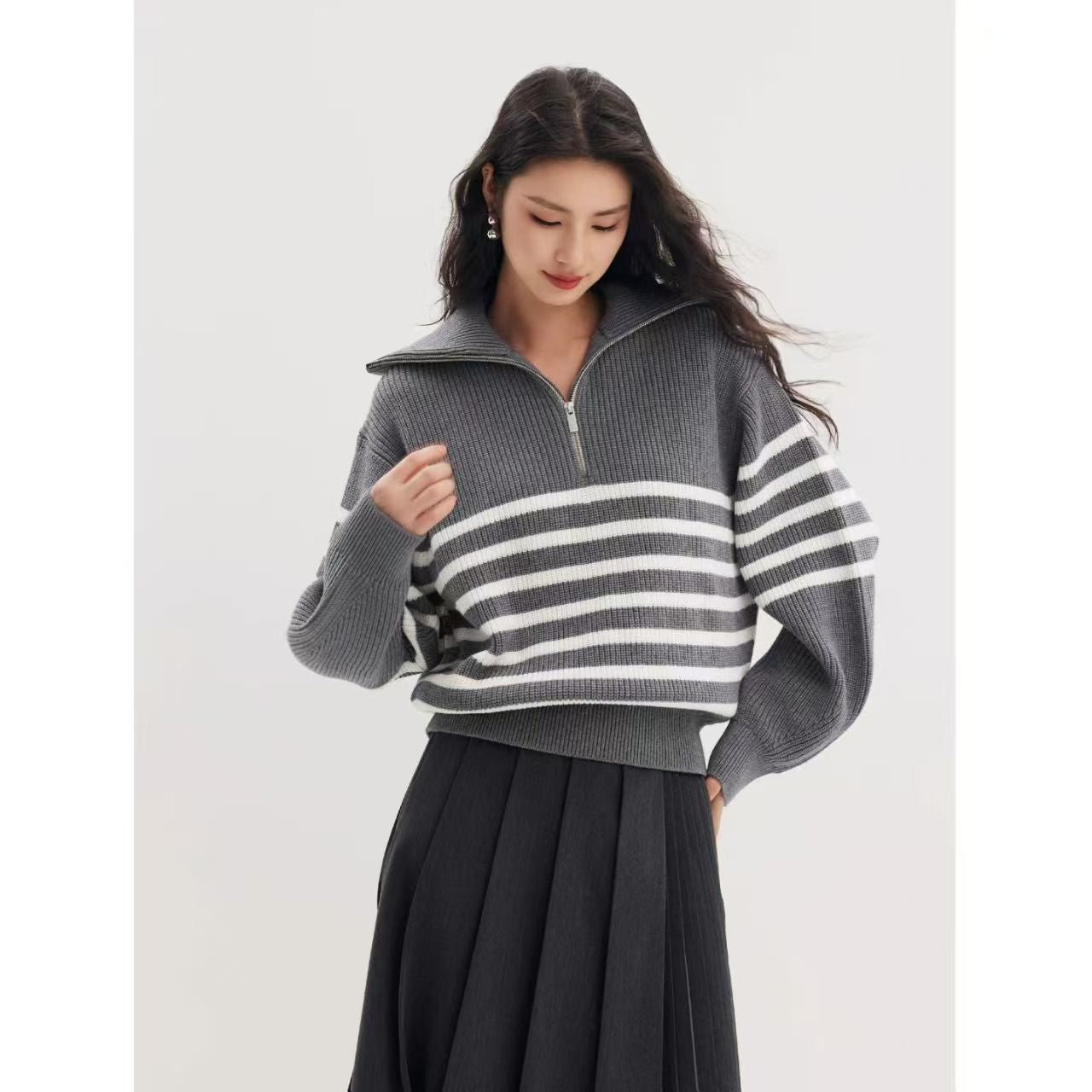 Knitted sweater with collar and zipper for women