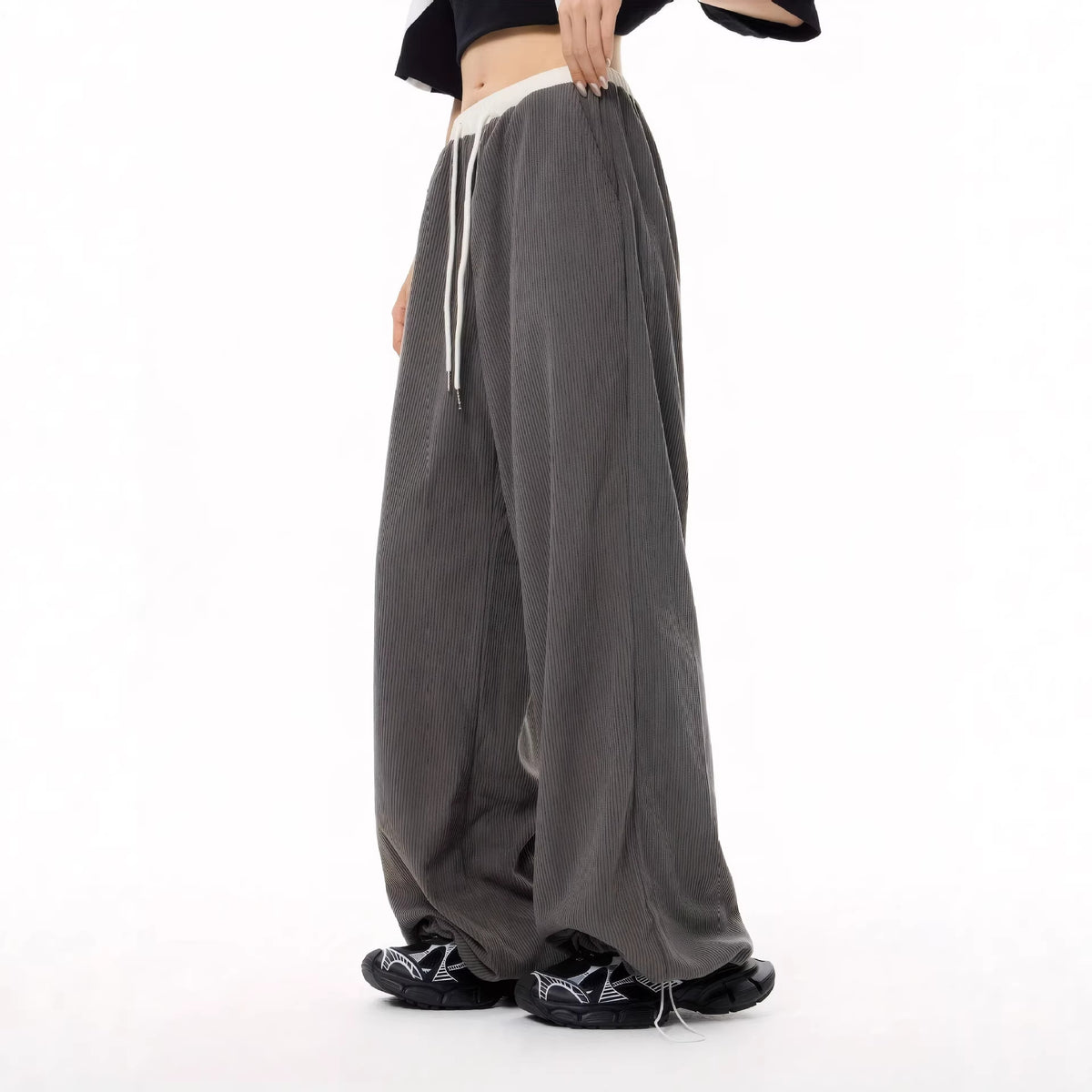 Straight leg slimming and wide leg pants with a sense of drape