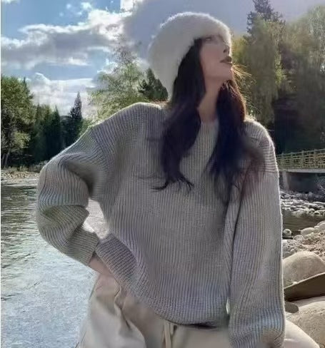 Round neck pullover long sleeved knitted sweater